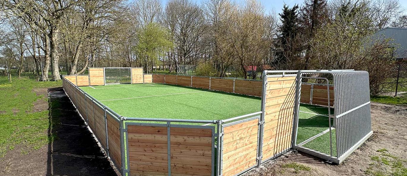 Multibane i lærketræ med mål i stål og kunstgræsunderlag